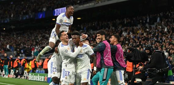 Los jugadores del Real Madrid celebran un gol en el Bernabéu en la vuelta de cuartos de Champions League contra el Chelsea