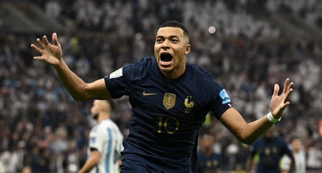 Mbappé celebra un gol en la final.
