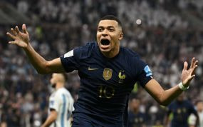 Mbappé celebra un gol en la final.