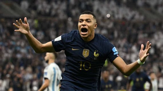 Mbappé celebra un gol en la final.