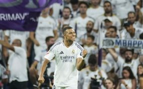 Mbappé celebra en el Bernabéu uno de sus dos goles al Betis.