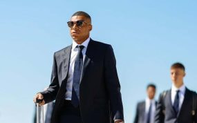 Mbappé, en su llegada a Doha con el Real Madrid.
