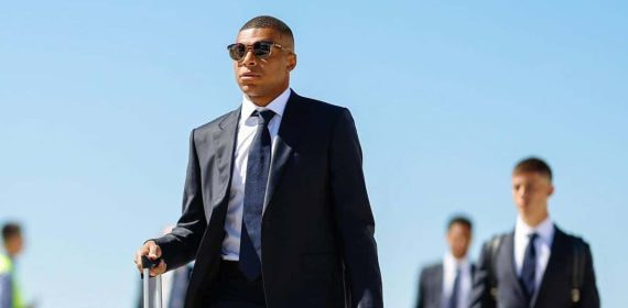 Mbappé, en su llegada a Doha con el Real Madrid.