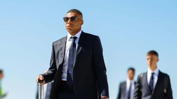 Mbappé, en su llegada a Doha con el Real Madrid.
