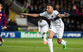 Kylian Mbappé celebra un gol contra el Barcelona.