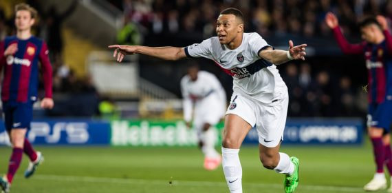 Kylian Mbappé celebra un gol contra el Barcelona.