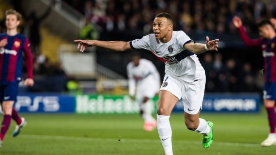 Kylian Mbappé celebra un gol contra el Barcelona.