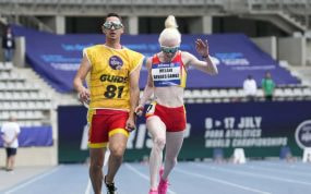 Melani Berges-Sergio Díaz, en la final de 100 metros T12 durante el Campeonato del Mundo de Atletismo Paralímpico de París.