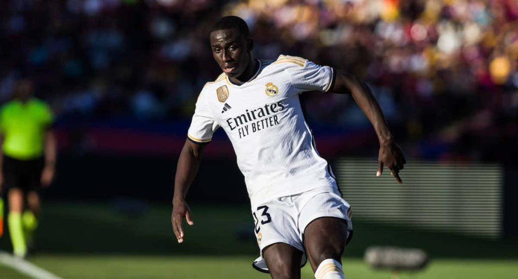 Ferland Mendy, durante el Clásico en Montjuic.