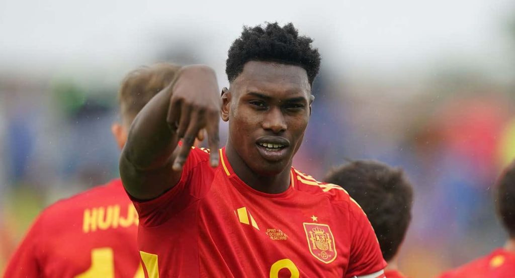 Samu Omorodion celebra uno de sus cuatro goles ante Malta.
