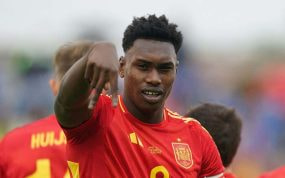 Samu Omorodion celebra uno de sus cuatro goles ante Malta.