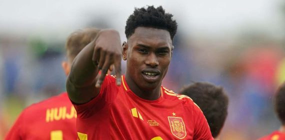 Samu Omorodion celebra uno de sus cuatro goles ante Malta.