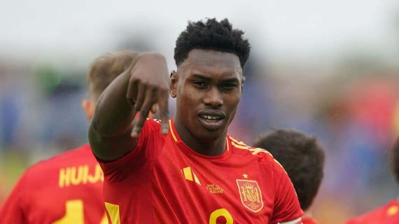 Samu Omorodion celebra uno de sus cuatro goles ante Malta.