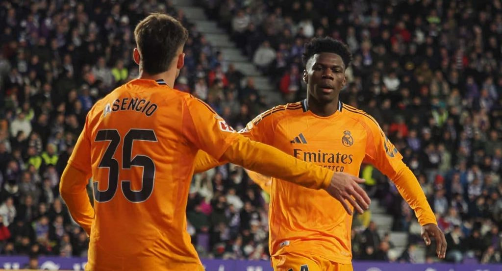 Tchouameni felicita a Asencio después de una buena acción defensiva del canario en Valladolid.