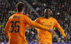 Tchouameni felicita a Asencio después de una buena acción defensiva del canario en Valladolid.