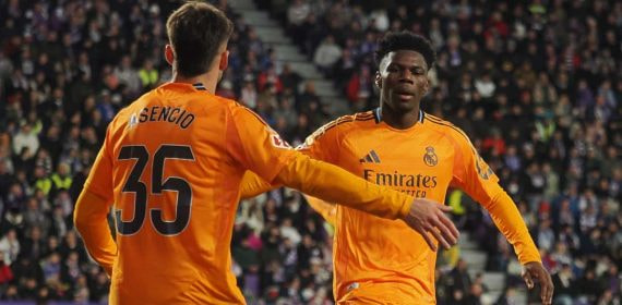 Tchouameni felicita a Asencio después de una buena acción defensiva del canario en Valladolid.