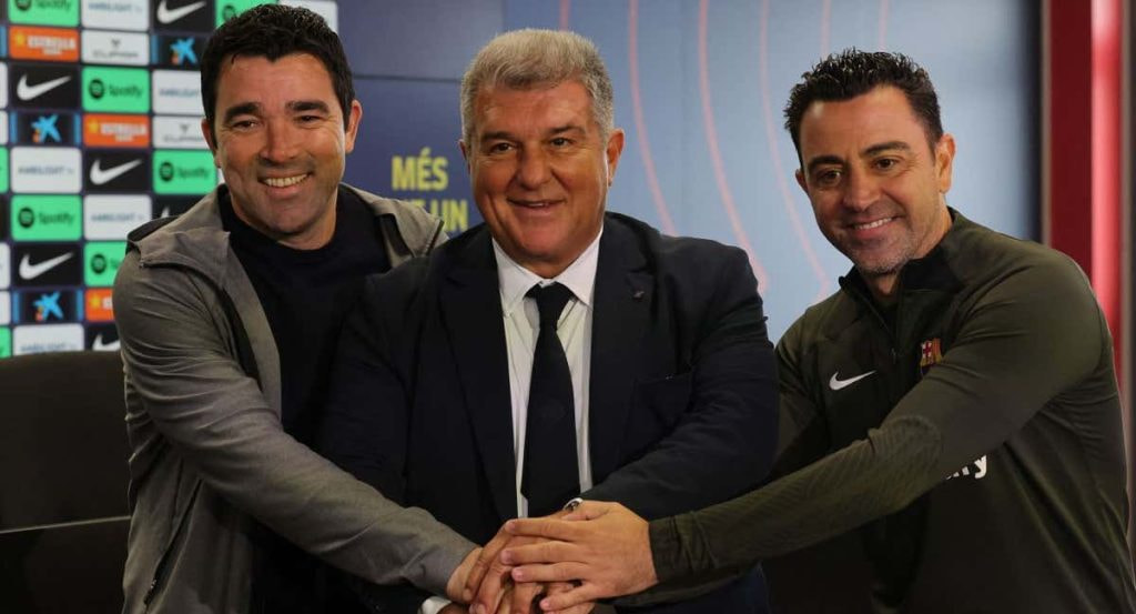 Deco, Laporta y Xavi escenifican la continuidad del entrenador.
