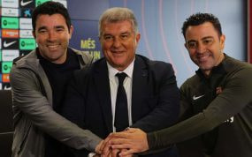 Deco, Laporta y Xavi escenifican la continuidad del entrenador.