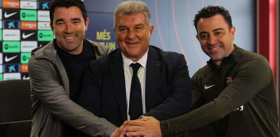 Deco, Laporta y Xavi escenifican la continuidad del entrenador.