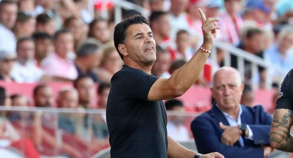 Míchel dando instrucciones durante la victoria en casa ante Osasuna.