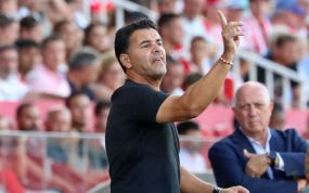 Míchel dando instrucciones durante la victoria en casa ante Osasuna.
