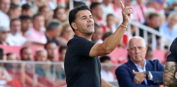 Míchel dando instrucciones durante la victoria en casa ante Osasuna.