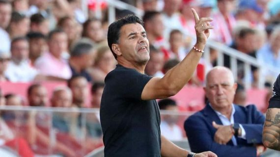 Míchel dando instrucciones durante la victoria en casa ante Osasuna.