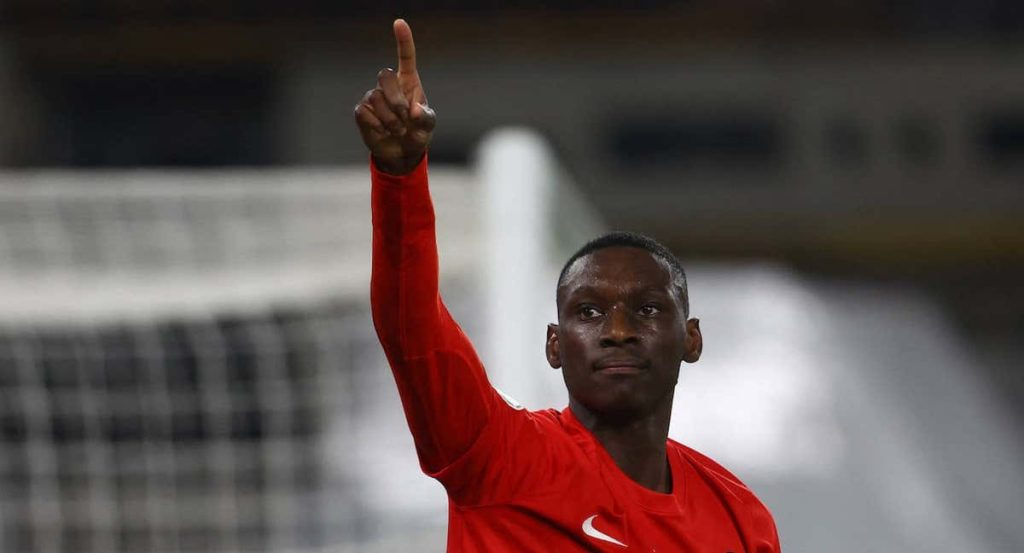 Kolo Muani celebra un gol con el Eintracht de Frankfurt.