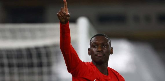 Kolo Muani celebra un gol con el Eintracht de Frankfurt.