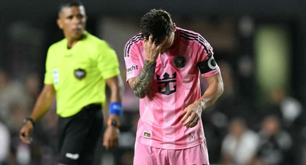 Messi se lamenta de una ocasión fallada ante el colegiado.