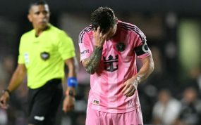 Messi se lamenta de una ocasión fallada ante el colegiado.