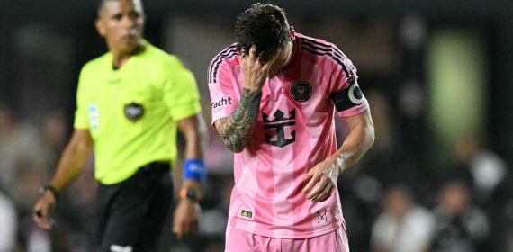Messi se lamenta de una ocasión fallada ante el colegiado.