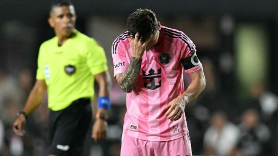 Messi se lamenta de una ocasión fallada ante el colegiado.
