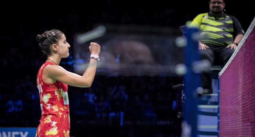 Carolina Marín, frente a la red de un campo de bádminton.