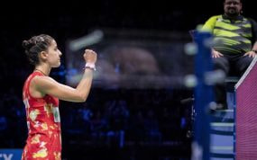Carolina Marín, frente a la red de un campo de bádminton.