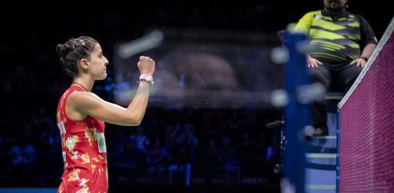 Carolina Marín, frente a la red de un campo de bádminton.