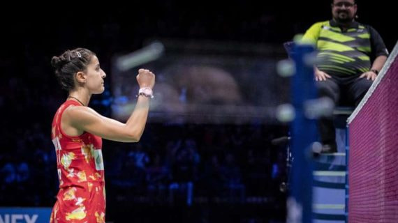 Carolina Marín, frente a la red de un campo de bádminton.