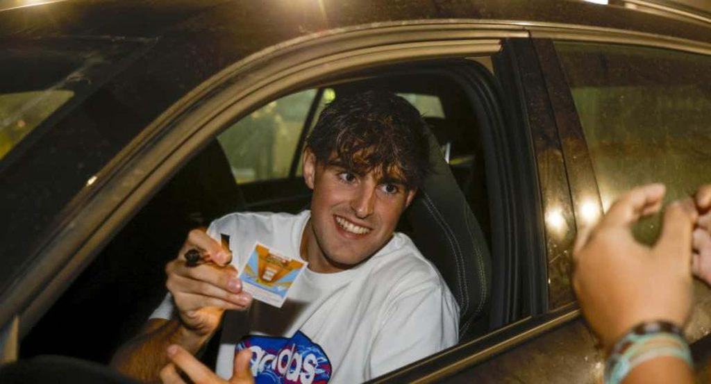 Javi Guerra abandona la Ciudad Deportiva de Paterna tras regresar a los entrenamientos.