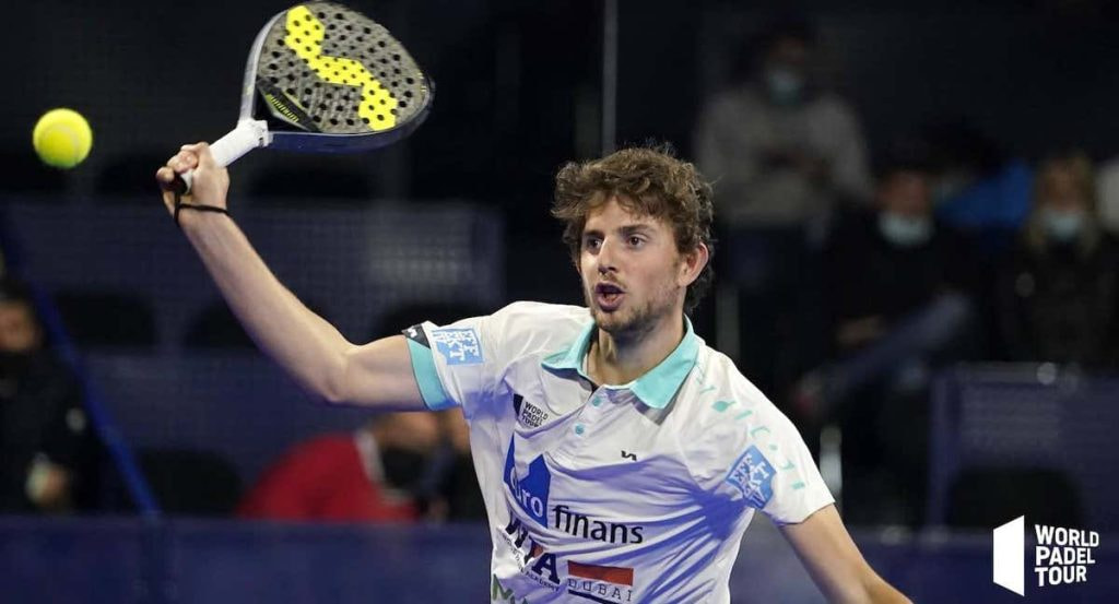 Mike Yanguas disputando un partido.