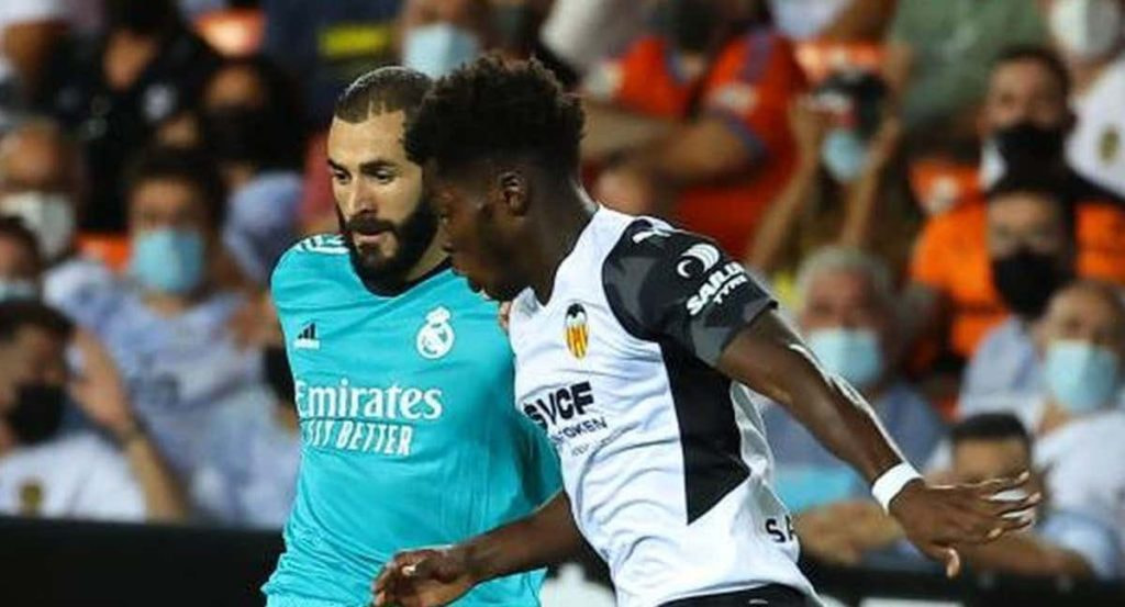 Yunus Musah, en un partido de LaLiga, junto a Benzema.