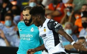 Yunus Musah, en un partido de LaLiga, junto a Benzema.