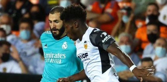 Yunus Musah, en un partido de LaLiga, junto a Benzema.