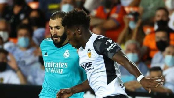 Yunus Musah, en un partido de LaLiga, junto a Benzema.