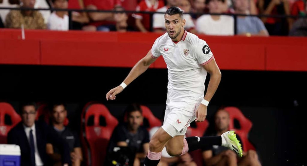 Rafa Mir, en un partido con el Sevilla.