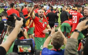 Amrabat festeja el pase a semifinales tras una exhibición ante Portugal.