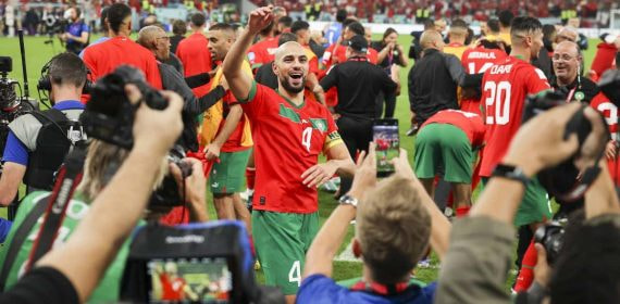 Amrabat festeja el pase a semifinales tras una exhibición ante Portugal.