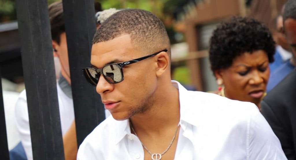 Mbappé en su visita a Camerún.