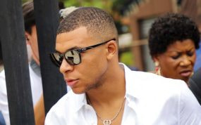 Mbappé en su visita a Camerún.