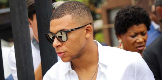 Mbappé en su visita a Camerún.