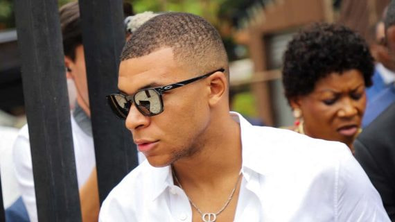 Mbappé en su visita a Camerún.